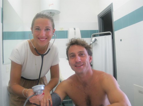 Le dottoresse degli immersi in vasca squali