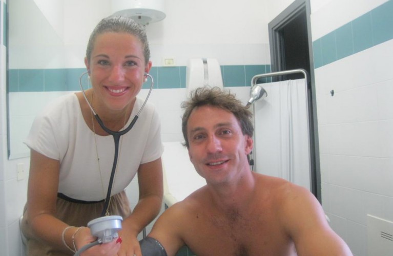 Le dottoresse degli immersi in vasca squali