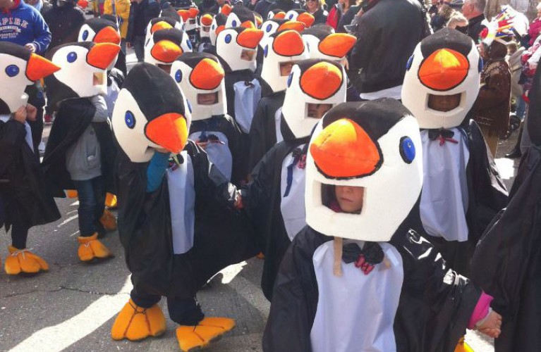 Cento pinguini invadono il Carnevale di Fano