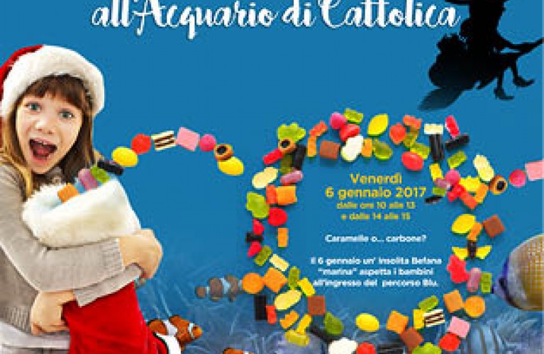 La Befana arriva all'Acquario: distribuisce doni e fa selfie