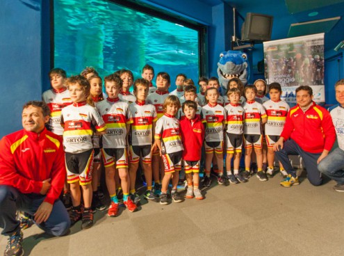 I baby ciclisti incontrano gli squali  e si preparano alla 1^ “Squali bike Junior” di maggio