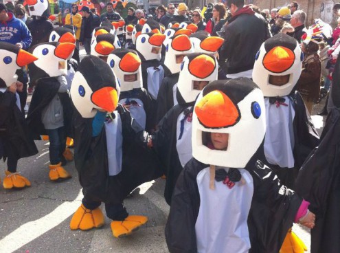Cento pinguini invadono il Carnevale di Fano